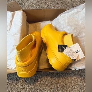 Ugg Women’s Clogs Slip-On Shoes Size 9